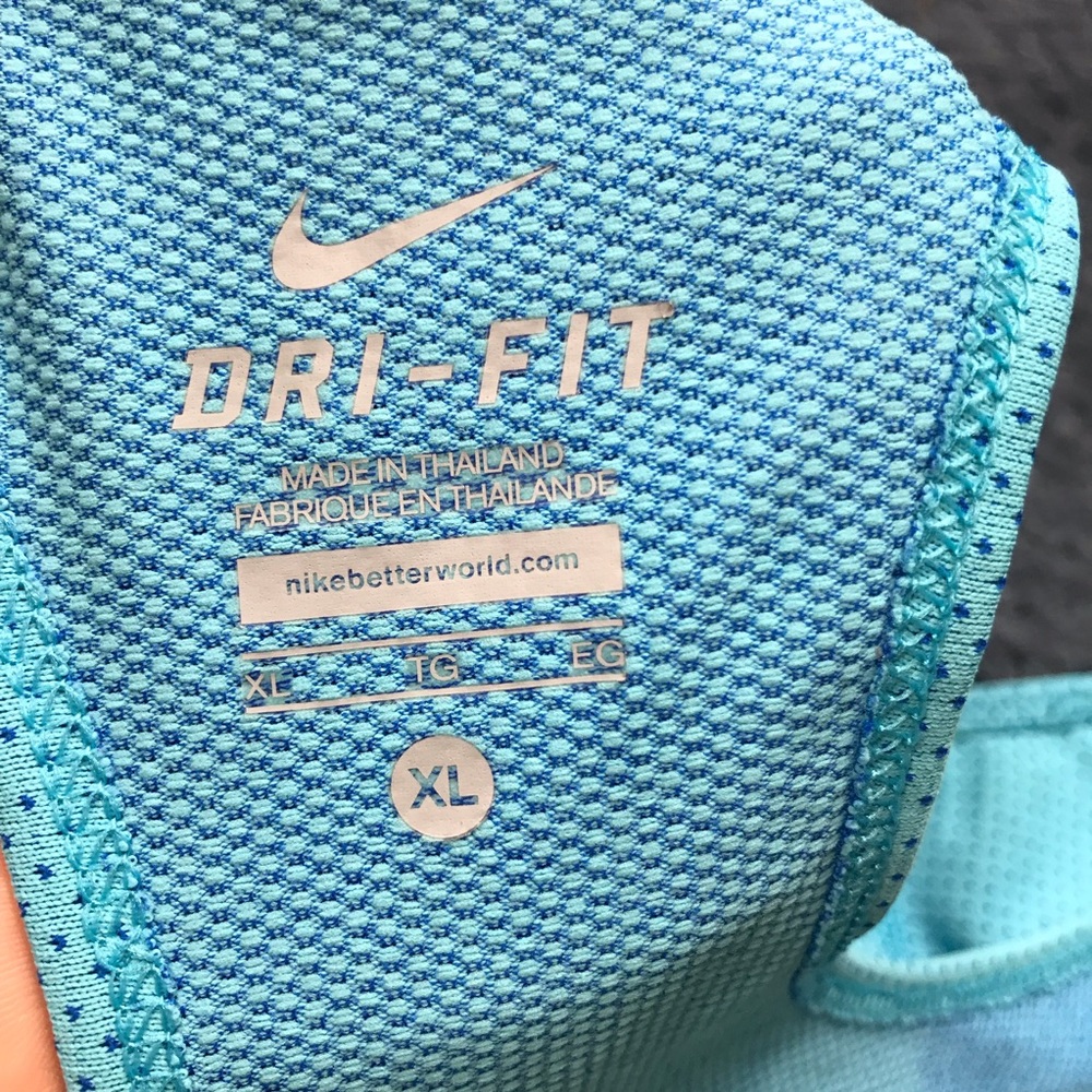 nike dri fit blue tank top size XL. 


Pit to pit approx:  20 inches - Picture 5 of 7